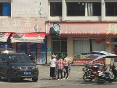 骑摩托车的骗子到处都是，在售票大厅门口，这么嚣张，可以看到治安管理有多差-丹霞山风景名胜区