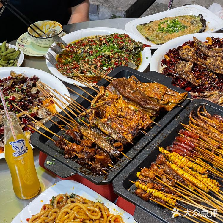 吃到了冉家坝坠好吃的烧烤！烤牛蛙绝了！