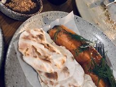 烟熏三文鱼配烤饺子皮和芥末籽酱-BOR Eatery(安福路店)