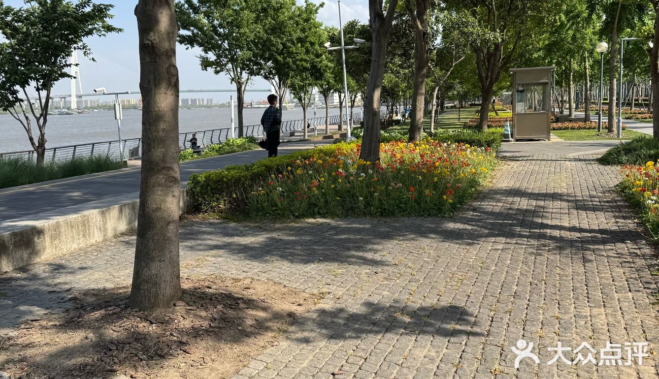 滨江边的下午茶时光