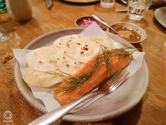 烟熏三文鱼配烤饺子皮和芥末籽酱-BOR Eatery(安福路店)