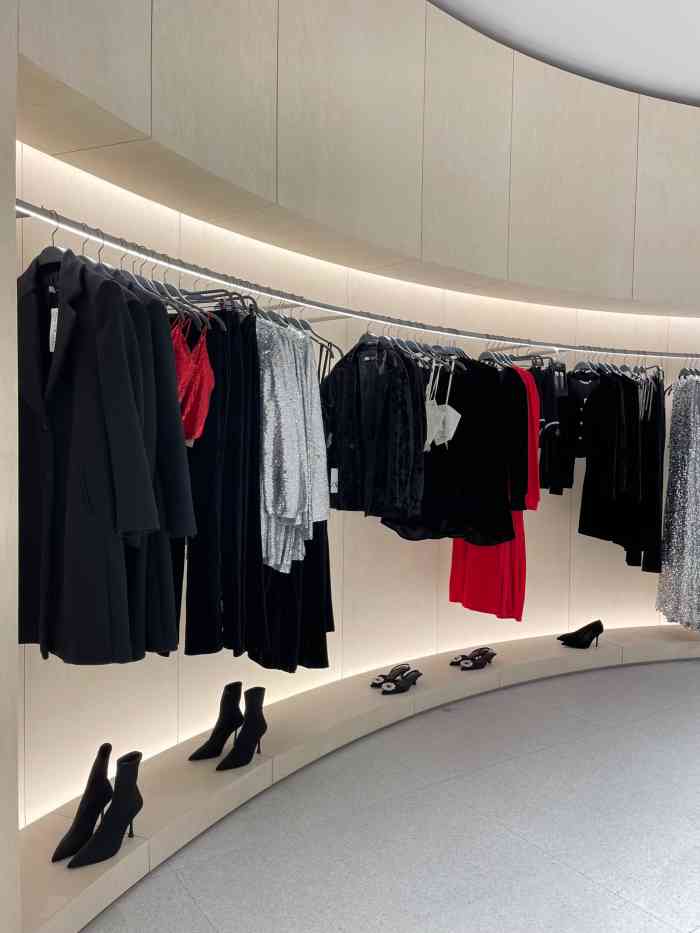 zara(成都远洋太古里店)-"zara 太古里店在喷泉7415苹果旁边 .