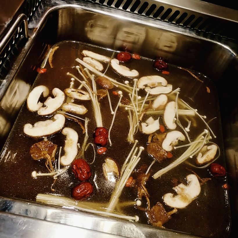 菌汤锅底,满满的香菇红菇金针菇,还有大枣.