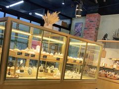 面包甜点陈列柜-啊噗吐呦现场烘焙(麦凯乐店)