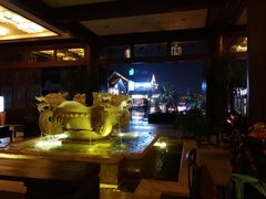 首先进入大厅办理入住手续-三亚亚龙湾雅高美爵酒店