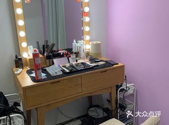 衣服很多种，再化妆，化妆过程大概半个小时左右