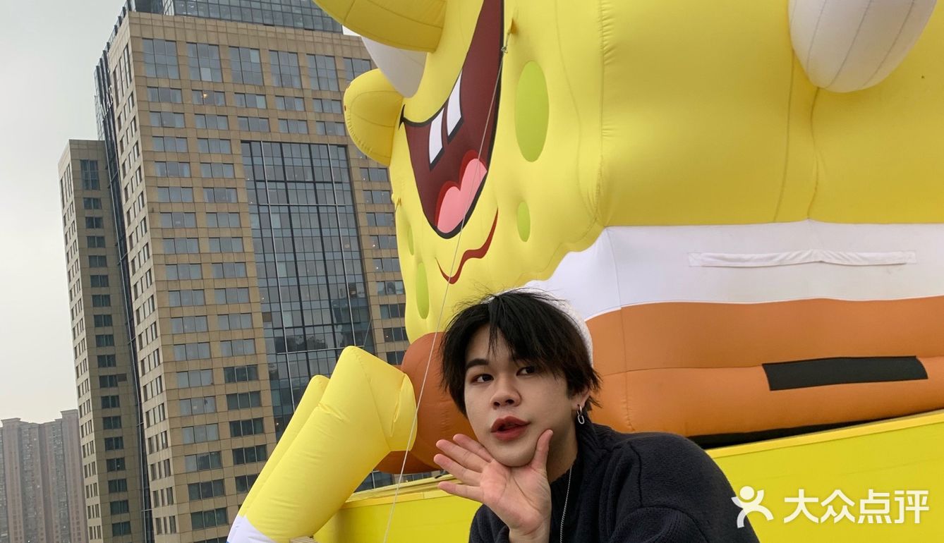 海绵宝宝降落在大悦城楼顶了？