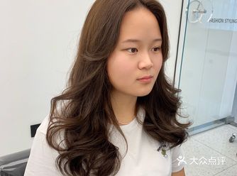 一头黑长直的头发过来,聊天才知道刚毕业不久