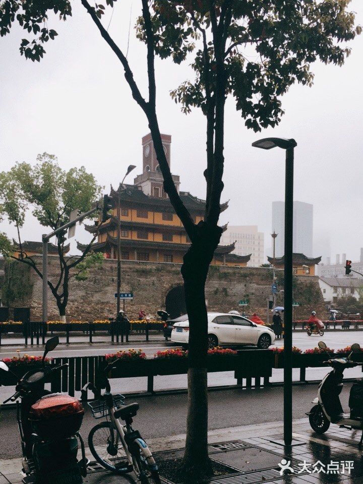 所有电瓶车逆行都是不允许的，从来没有见过这么大阵势