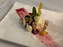 传统手工坚果冰淇淋配混合莓果酱-塞纳河法国餐厅(意式风情街店)
