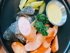 烤肠拼盘配酸黄瓜-West10 西拾·西餐厅·创意菜(未来科技城店)