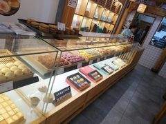 面包甜点陈列柜-南宋胡记(杭州河坊街店)