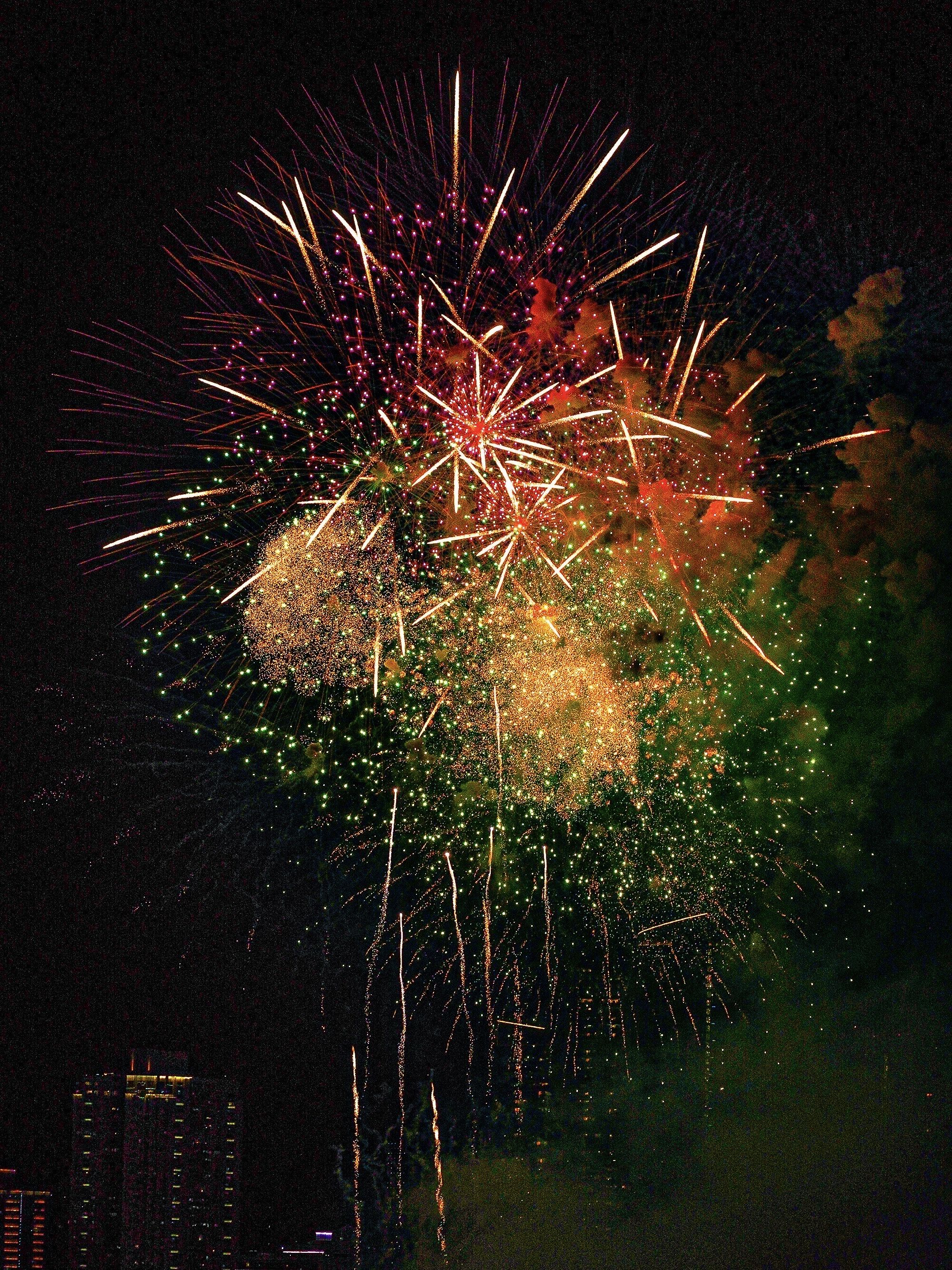 情人节给大家发个[爱心]心形的烟花