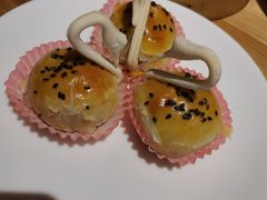 天鹅叉烧酥-颐和•海鲜砂锅粥•啫啫煲(奥林匹克广场店)