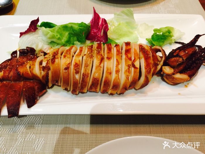 勺园镜界摄影文化主题餐厅吊烧鱿鱼筒图片 - 第1张