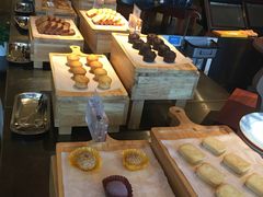 面包甜点陈列柜-融信华邑酒店·鲜艳西餐厅