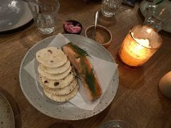 烟熏三文鱼配烤饺子皮和芥末籽酱-BOR Eatery(安福路店)