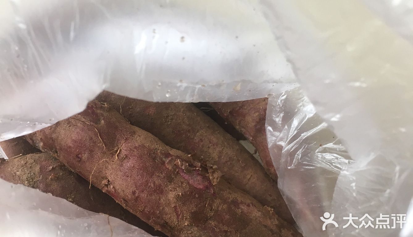 切块备用，锅中倒入冷水，把紫薯放在锅里面蒸熟