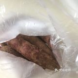 切块备用，锅中倒入冷水，把紫薯放在锅里面蒸熟