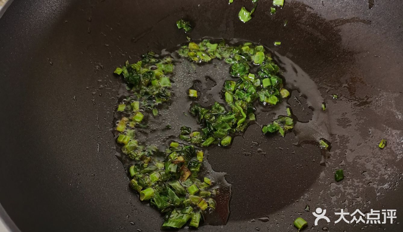 再跟面拌在一起，整体吃起来呢面就会有一股葱油的味道