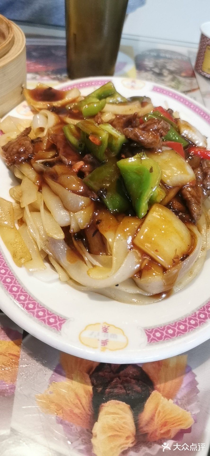 上个月吃过吴系以后，一直对鸡爪念念不忘，这次又跟闺蜜