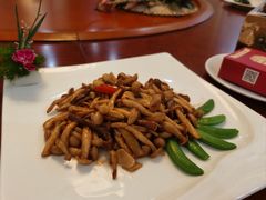 白玉菇炒牛柳-东江渔村·古典园林·30年粤菜老字号(太和店)
