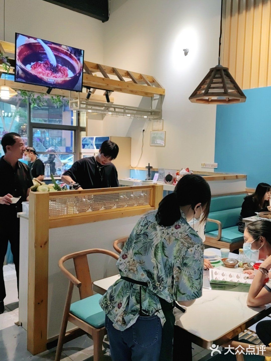 带一家人来本月吃椰子鸡煲仔饭
