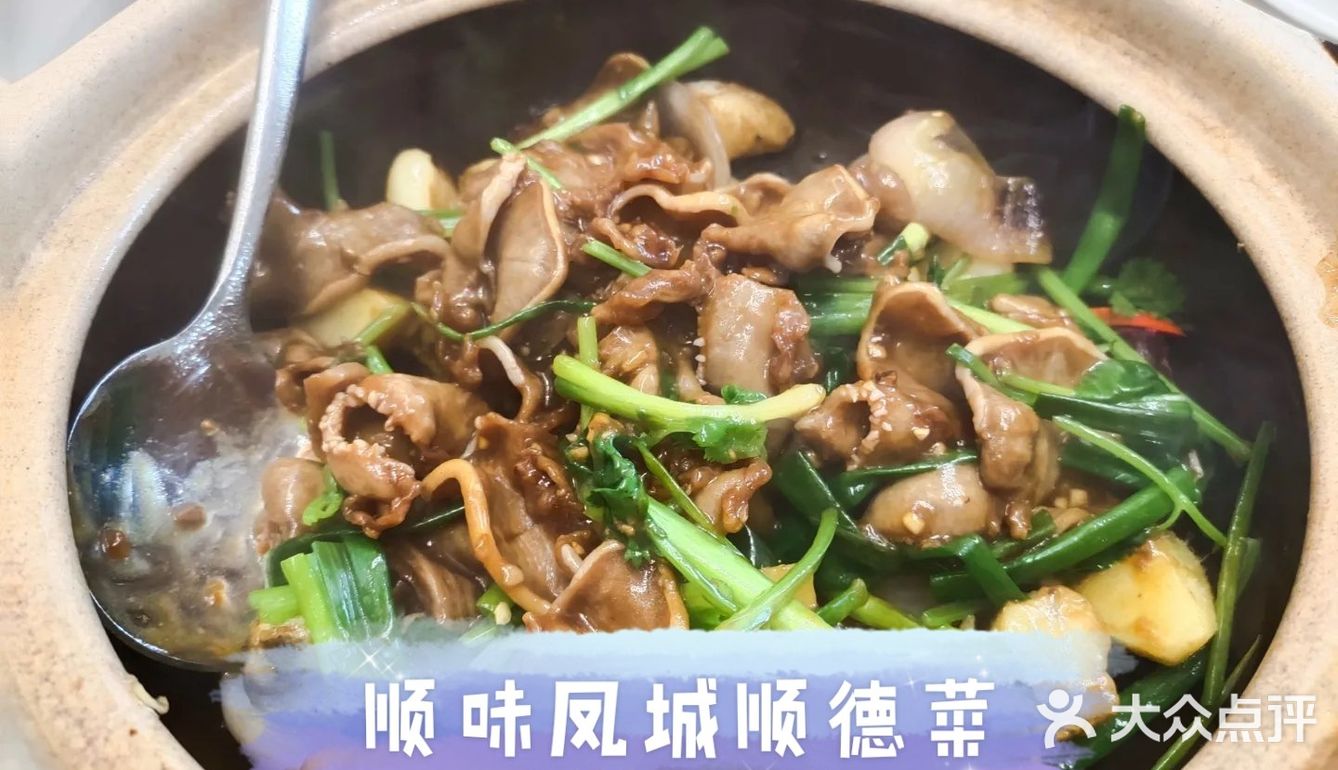 我们终于等到了机会得偿所愿。店面在广场中非常显眼