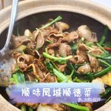 我们终于等到了机会得偿所愿。店面在广场中非常显眼