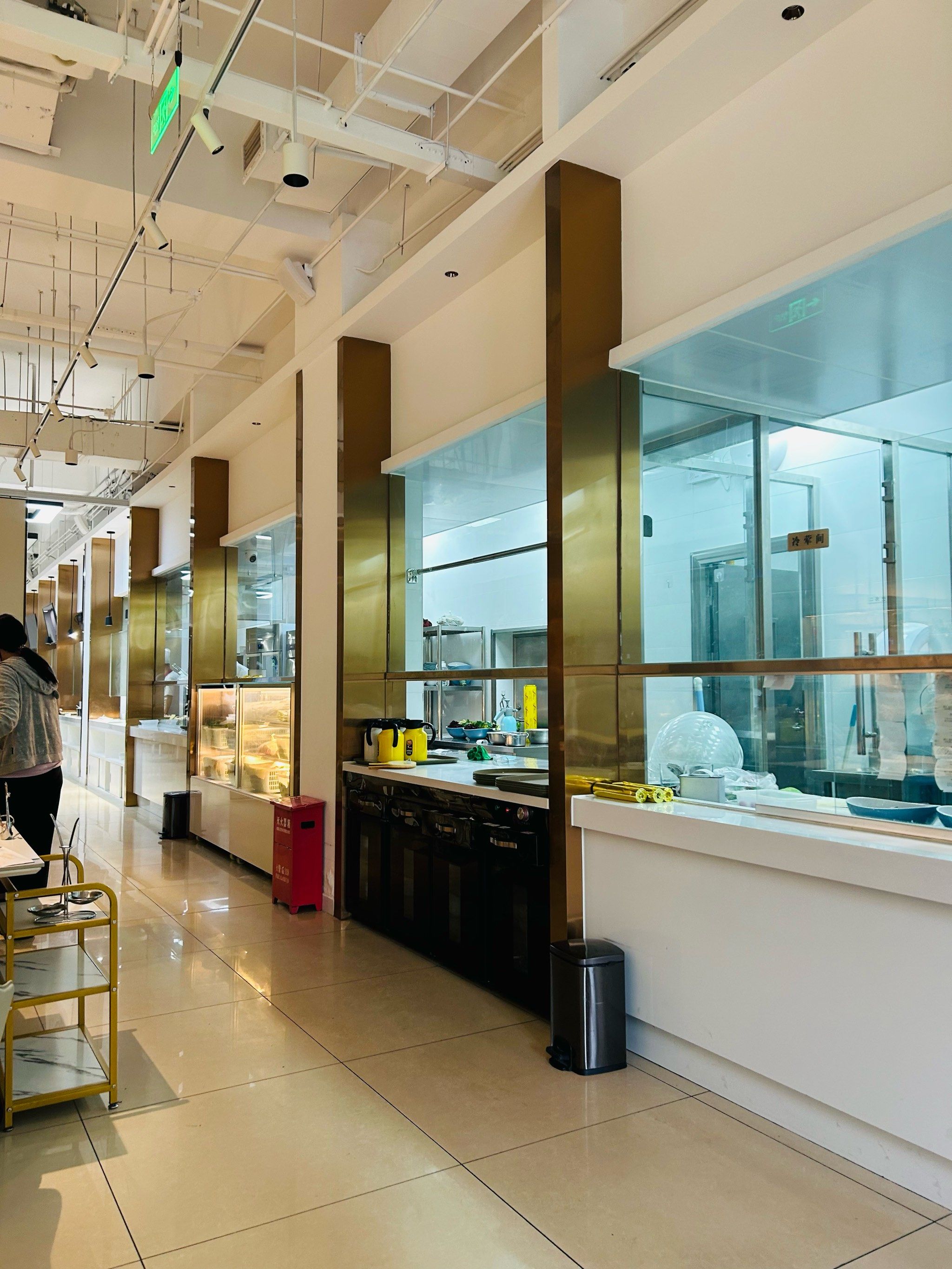 他家位置很隐蔽,吃饭的环境很好,人不多