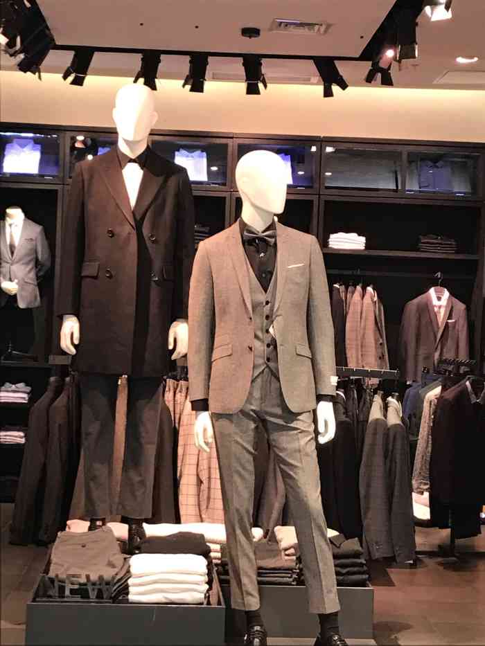 在万达广场一楼,靠中间的位置.