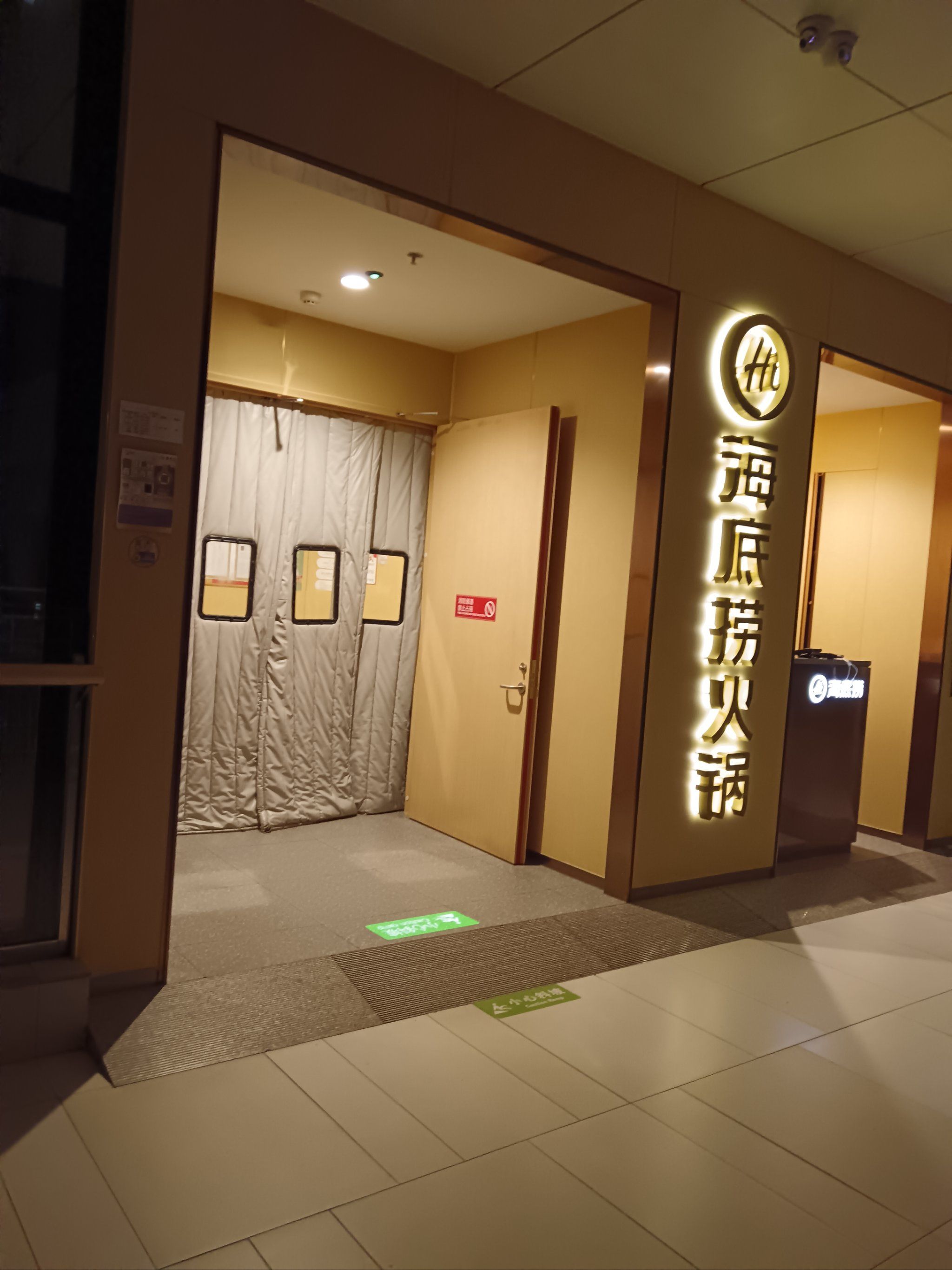 海底捞的魅力,不仅仅在于吃,更在于那份对服务的极致追求