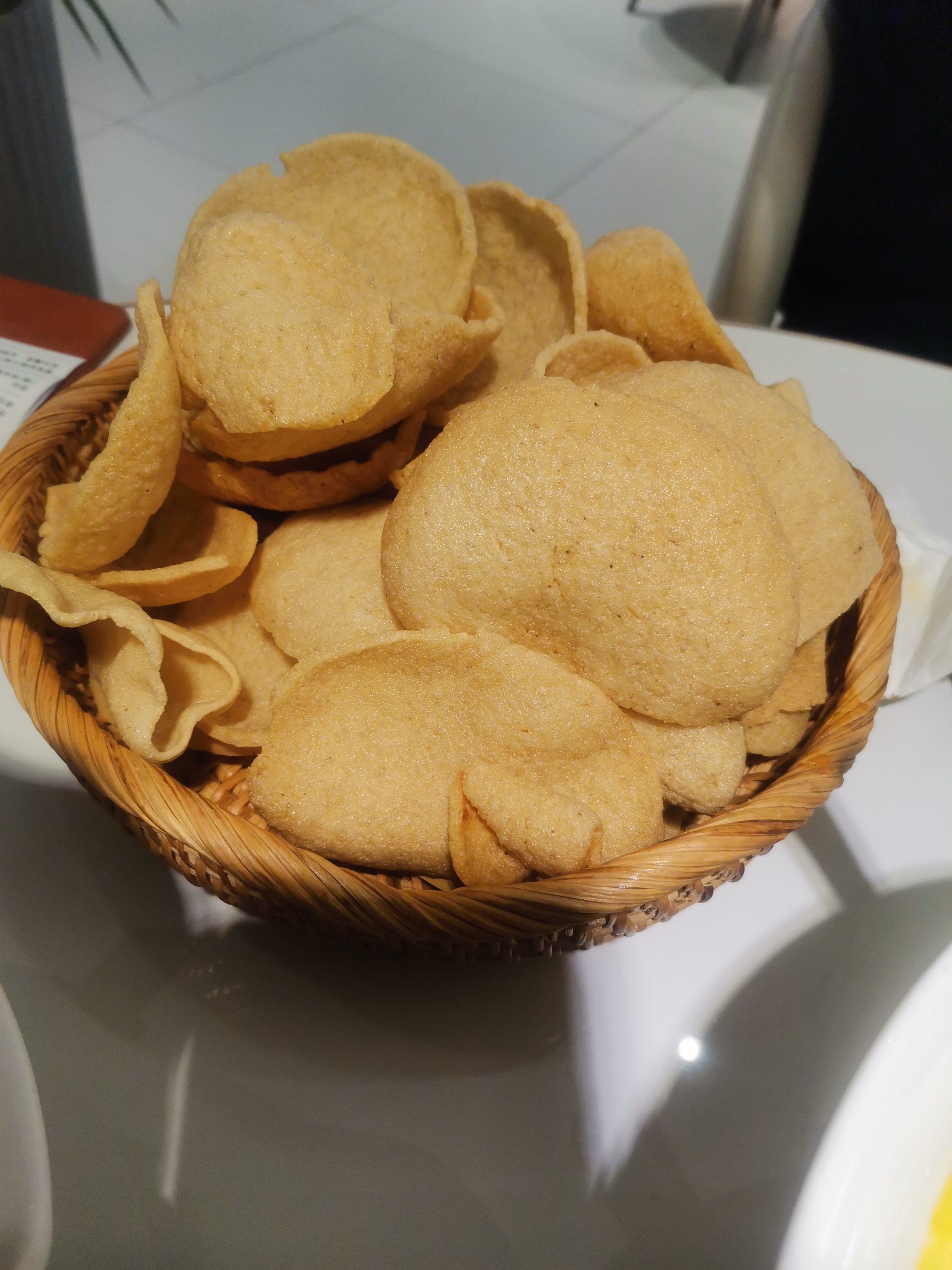 打卡送的肉骨茶加虾片就吃饱了!