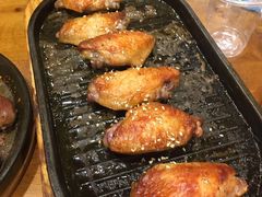 料理烤焦香翅中-老东镇啤酒屋海鲜加工·蒸汽海鲜·海鲜烧烤(台东店)