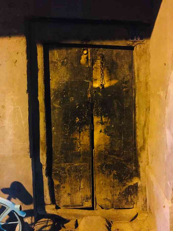 打分 这门看着有年代了,小皮院巷内,貌似没人住!