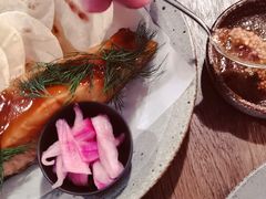 烟熏三文鱼配烤饺子皮和芥末籽酱-BOR Eatery(安福路店)