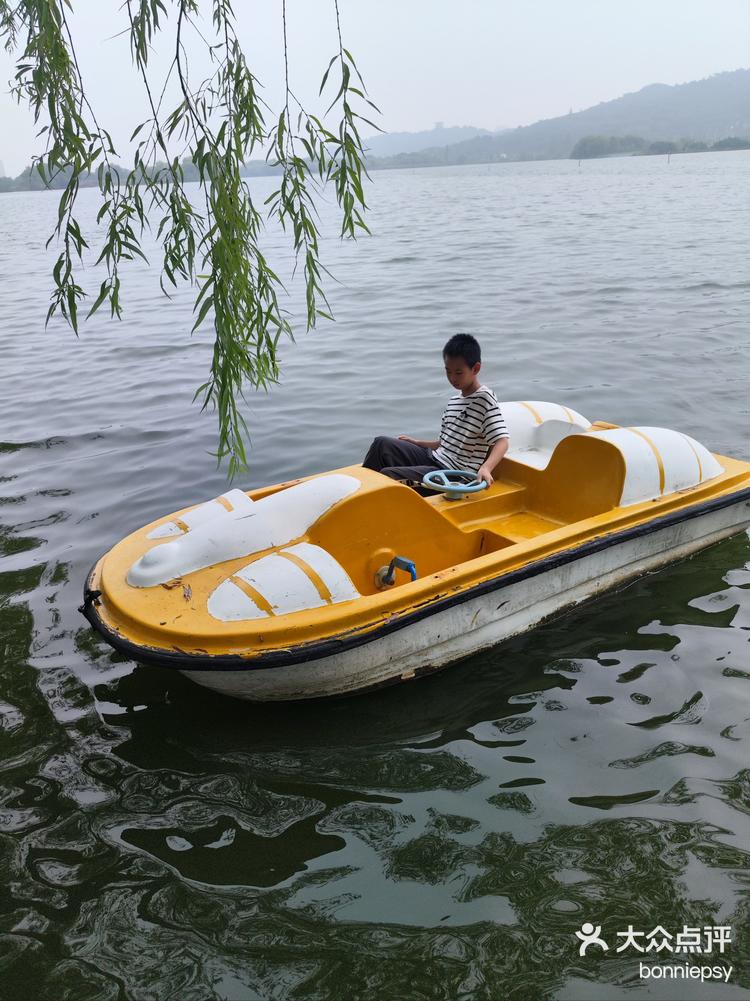 龙之梦皮划艇俱乐部玩脚踏船