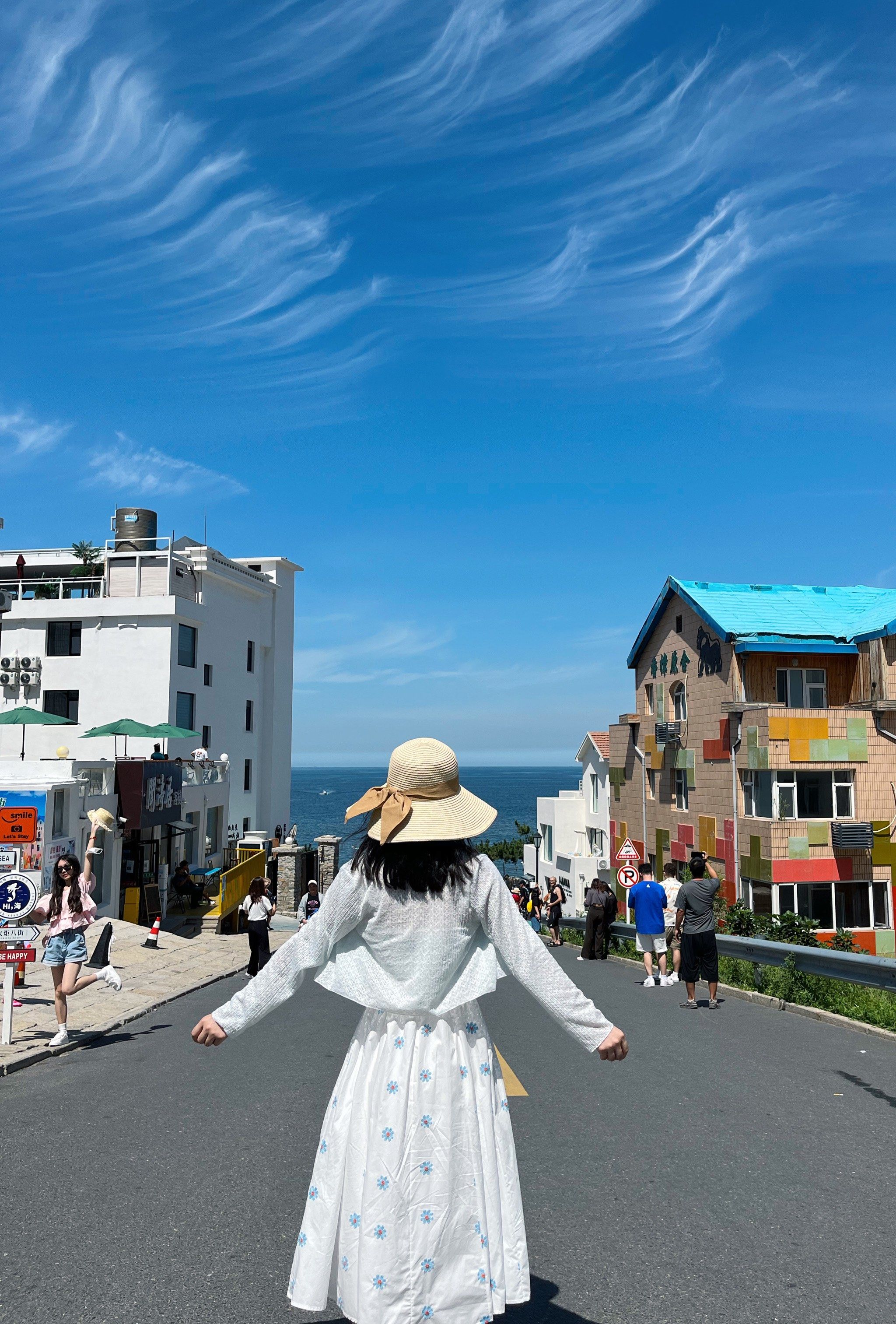 一座位于山东半岛东端的海滨城市,以其优美的海岸线,丰富的历史遗迹和