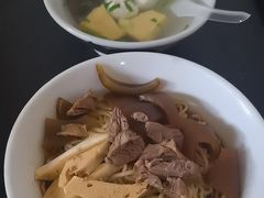 -松树干拌面店