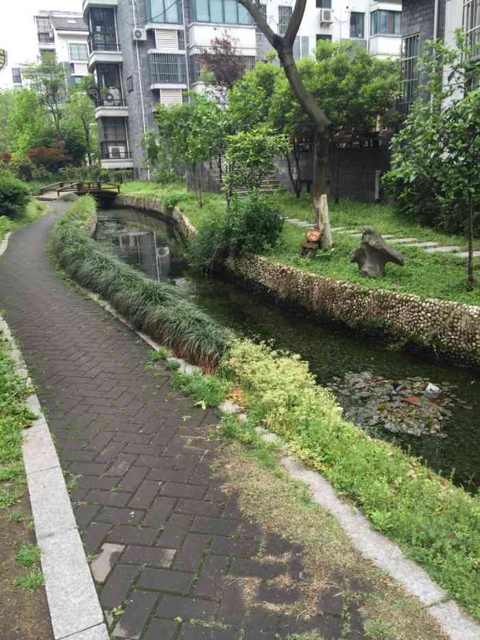 莲花庄小区-"莲花庄小区因为莲花庄公园而得名.大概是0.