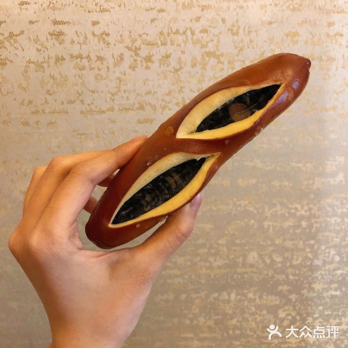 天井·丑面包搭咖啡碱水墨鱼肠图片