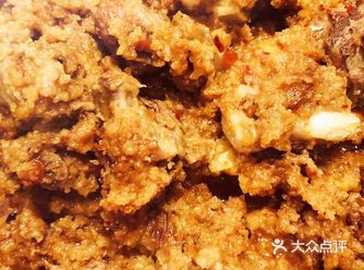 粉蒸肉 主料：带皮五花肉（8两） 配料：姜、葱丝