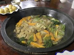 小鸡炖蘑菇-粘豆包柴火铁锅炖