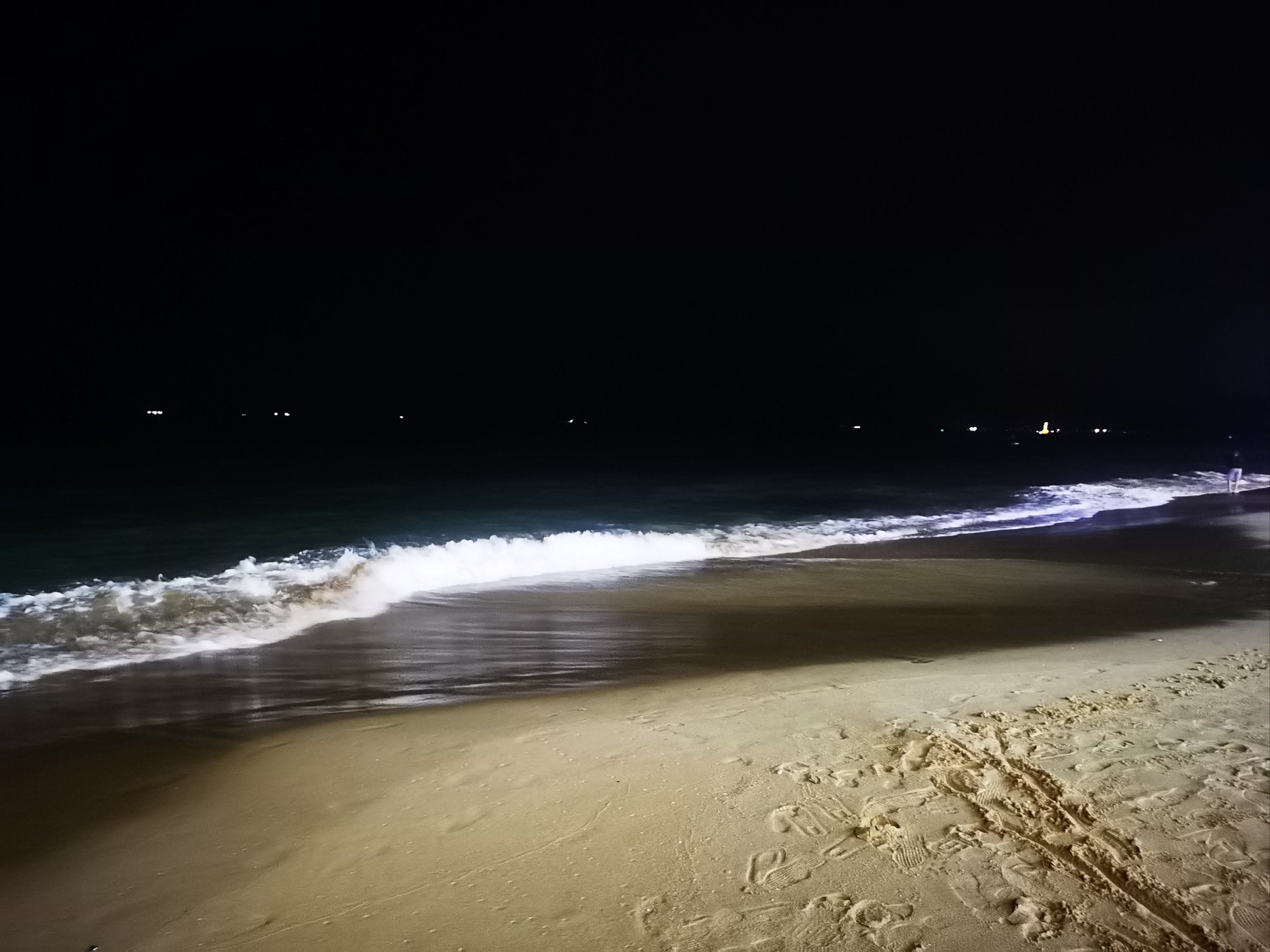 晚上海边也可以很好看