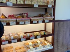 面包甜点陈列柜-红宝石·鲜奶小方·海派西点房(金杨店)