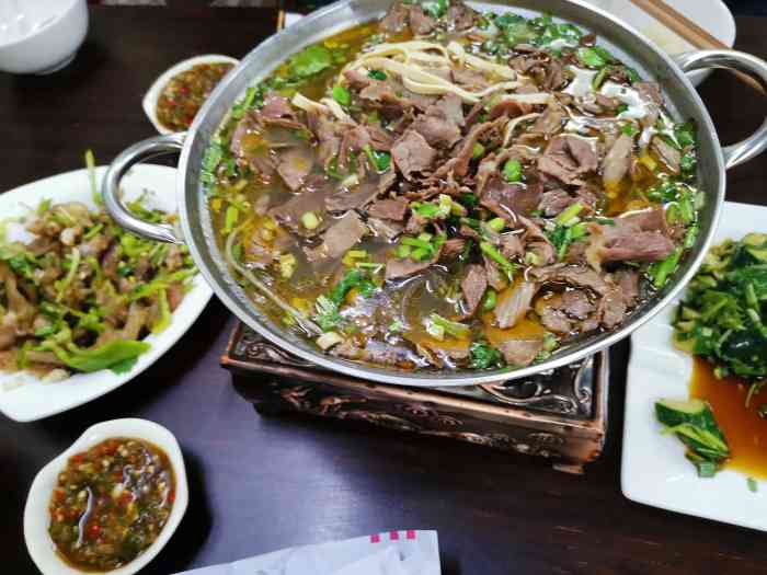 这家在上海算是比较正宗的了,牛肉锅量很足,味道不错,下次想吃牛肉汤