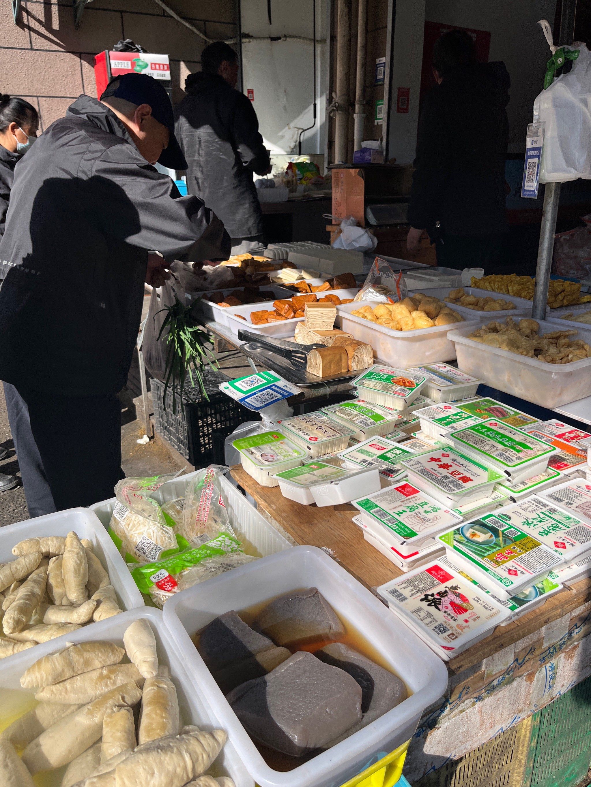 早市熙熙攘攘,
人间烟火气,
最抚凡人心

#人气菜市场回归