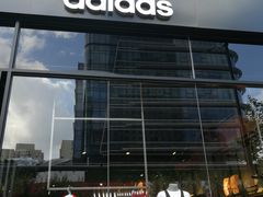 -阿迪达斯(百联徐汇商业广场运动旗舰店)