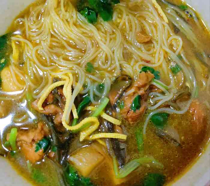 三胜街田庆辉田记米线-"好吃不贵,分量也足.饭点总是拍很长的队,.