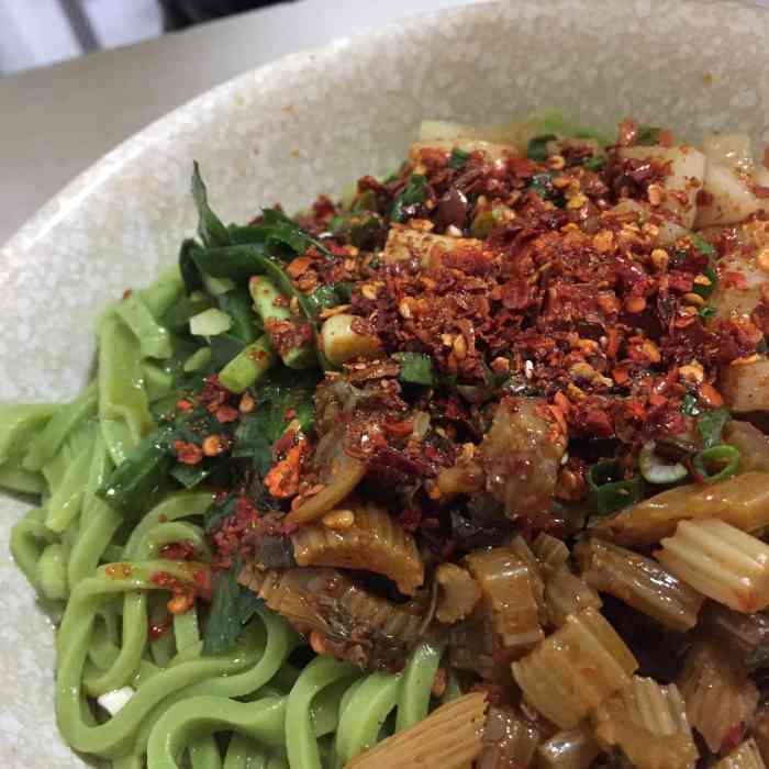 泾阳手擀菠菜面-"是家老店了,店里地方很小,但生意很好,饭.
